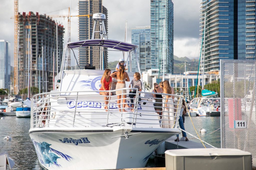waikiki sunset party cruise with live dj and complimentary drink